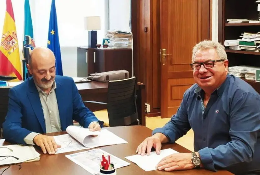 José Antonio Quiroga e Antonio Míguez, onte na sede da CHMS en Ourense. FOTO Concello de Vilar de Santos