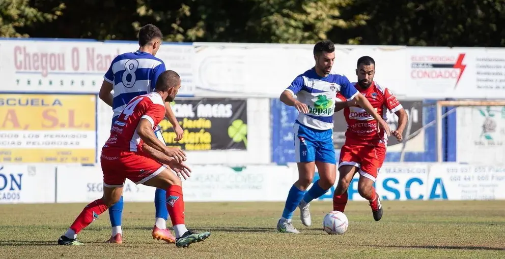 Fran Toimil, coa pelota, nun partido de pretempada do Areas contra o Atios. FOTO C.D. Cultural Areas (FILEminimizer)