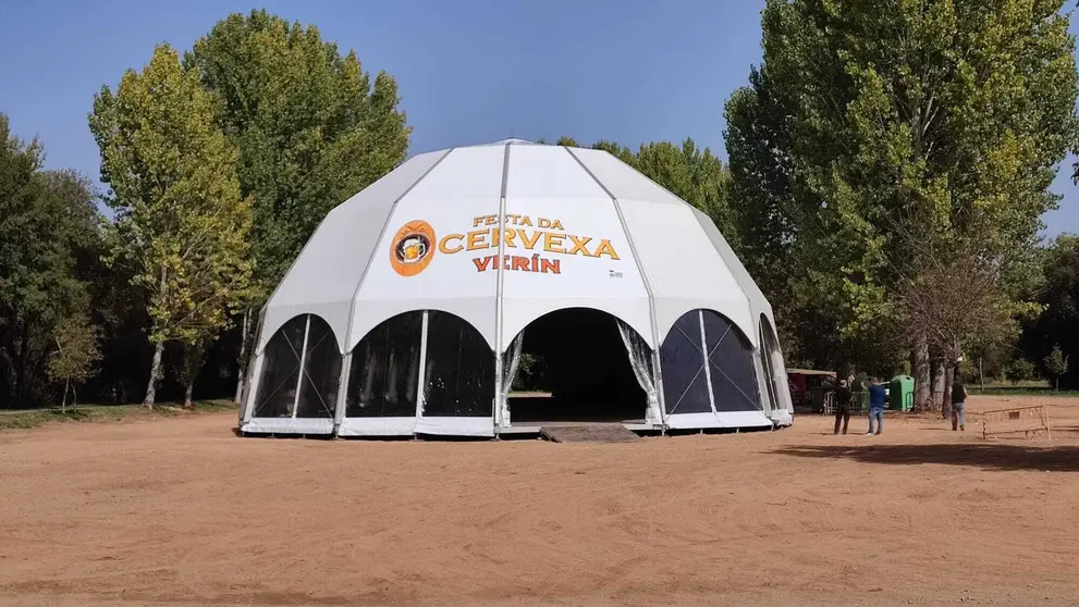 verín. La carpa instalada en A Preguiza ya está preparada para el inicio de la Festa da Cervexa