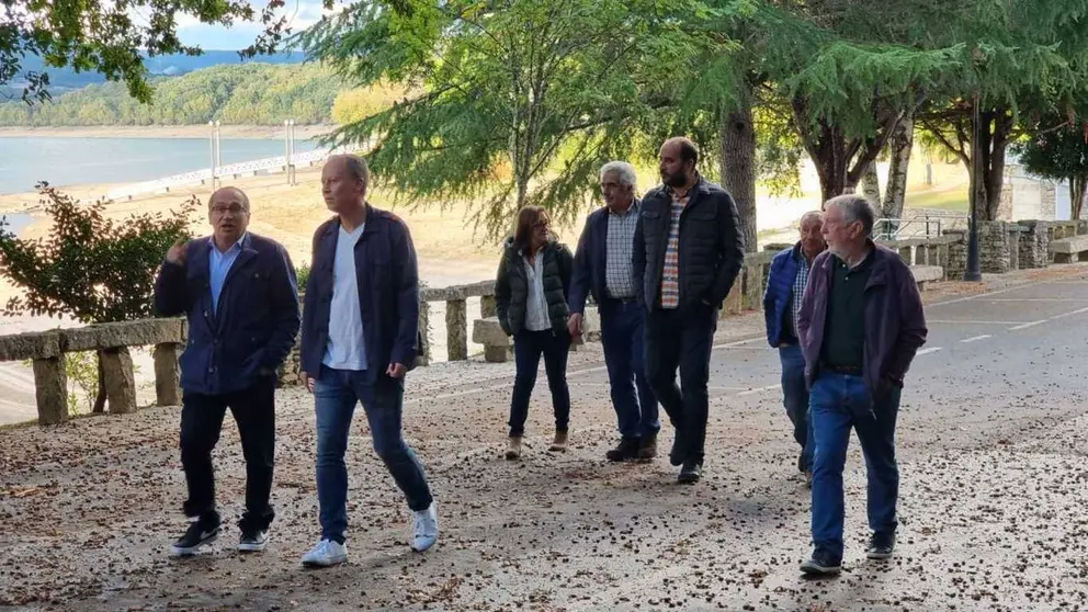 Rafael Villarino, cos deputados e concelleiros socialistas, este xoves na praia do Corgo, en Mugueimes (MUíños). | FOTO: PSOE.