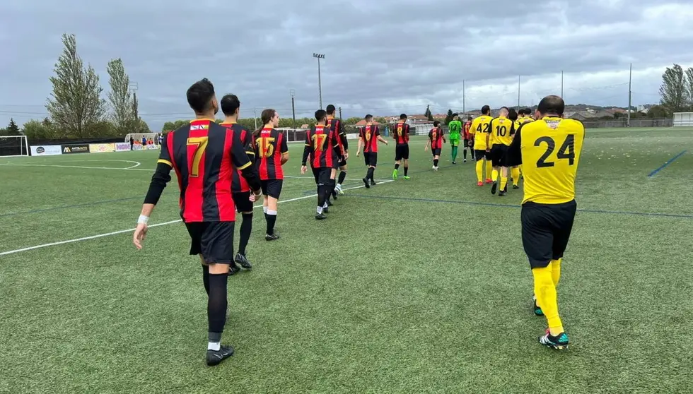 Saída dos xogadores ao campo no partido Antela Xinzo Piñeira Seca. FOTO Antela F.C. (FILEminimizer)