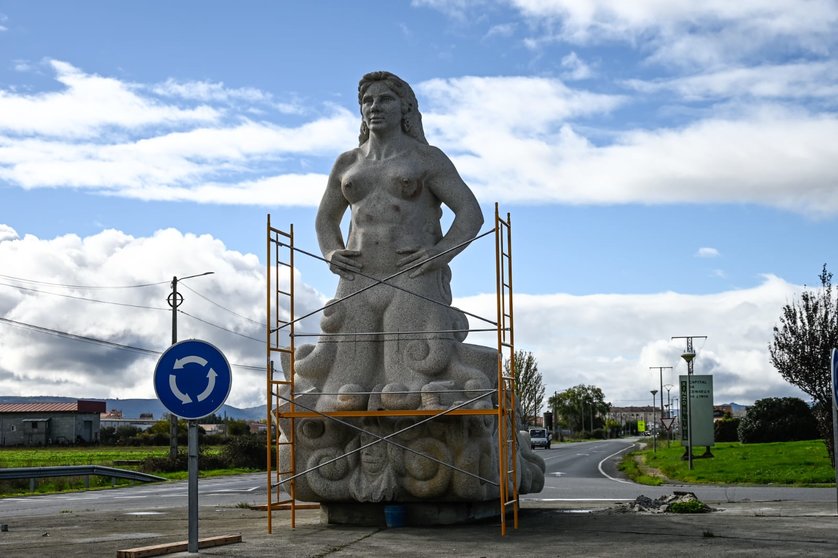 A estatua da Dama da Lagua instalada na rotonda de entrada a Xinzo dende a A-52. | FOTO: Noelia Caseiro.