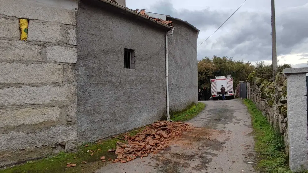 La explosión se originó en una cocina anexa al domicilio principal. | FOTO: Xosé Lois Colmenero.