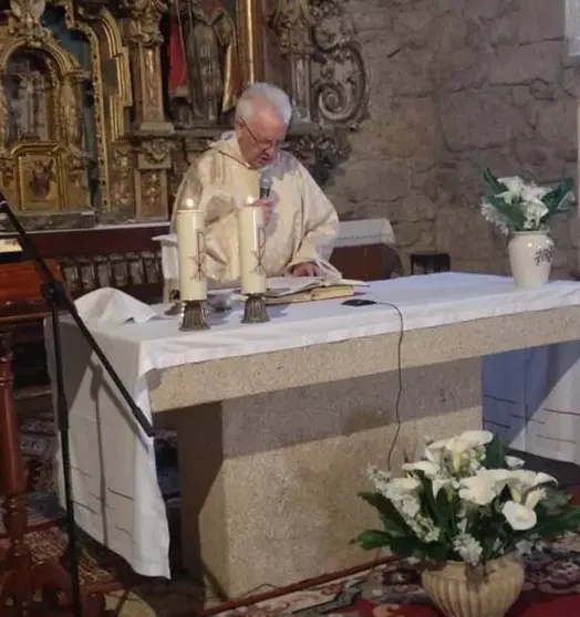 O párroco "Don Manolo" xubilouse tras 54 anos na igrexia de Paradela de Abeleda. | FOTO: Paradela de Abeleda.