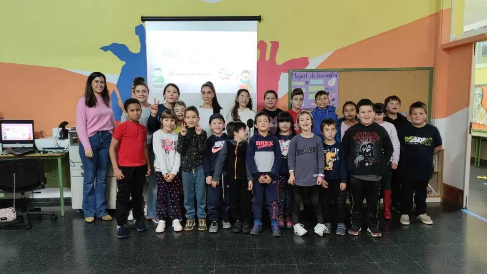 Alumnos do CEIP de Baltar recibiron as charla de saúde sobre obesidade infantil impartida por Sonia Valado e Cynthia Suárez. | FOTO: Noelia Caseiro.