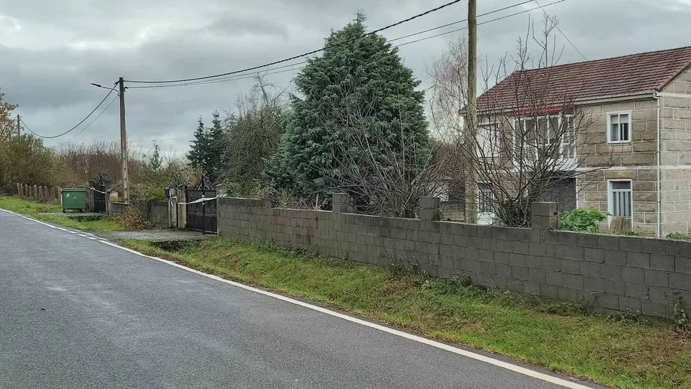 La vivienda del matrimonio fallecido, en Pazos de Codosedo (Sarreaus), precintada por la Guardia Civil. | FOTO: Xosé Lois Colmenero.