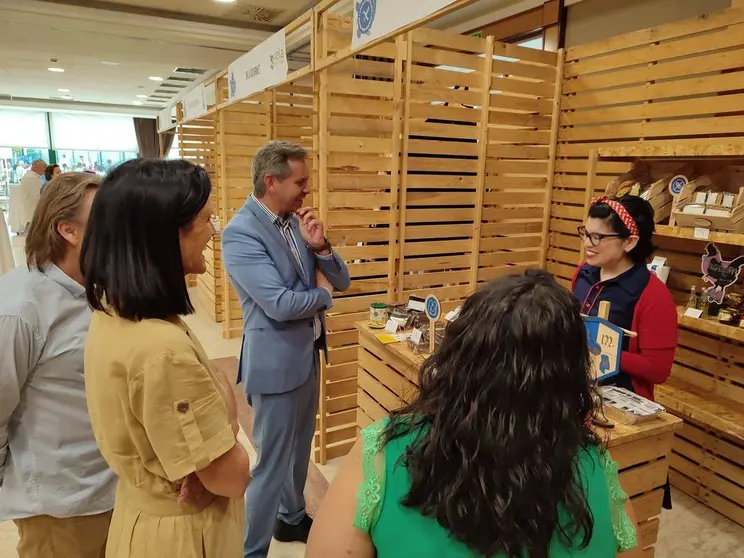 Jos&eacute; Mi&ntilde;enes, nun acto con comerciantes.