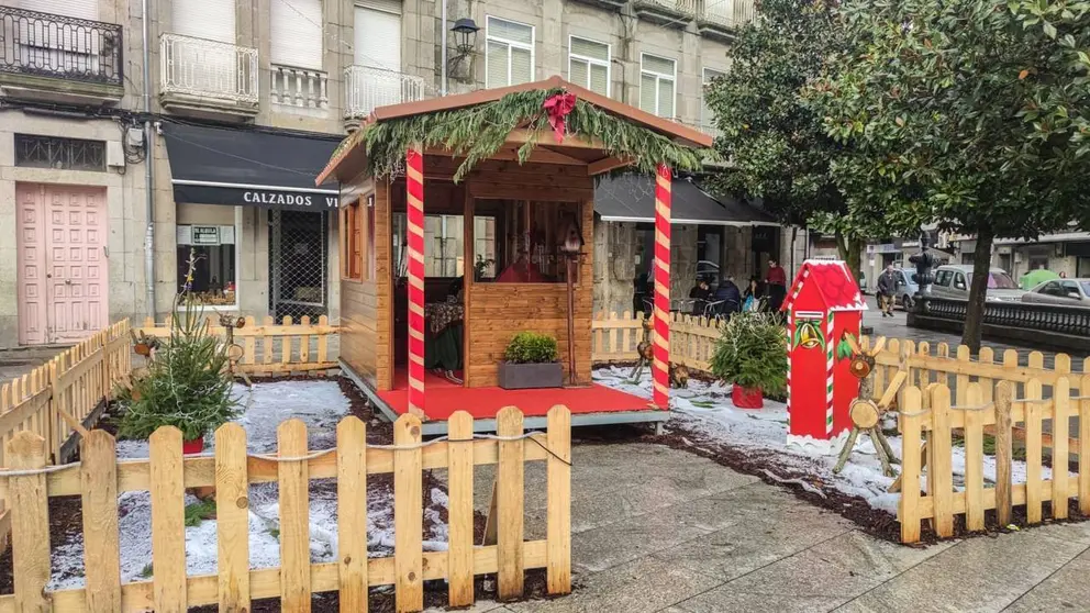 A casiña do Pai Noel, instalada na Praza Maior, permite o canxeo de tíckets de compra no comercio local para montar no globo aerostático de Prolimia. | FOTO: Noelia Caseiro.