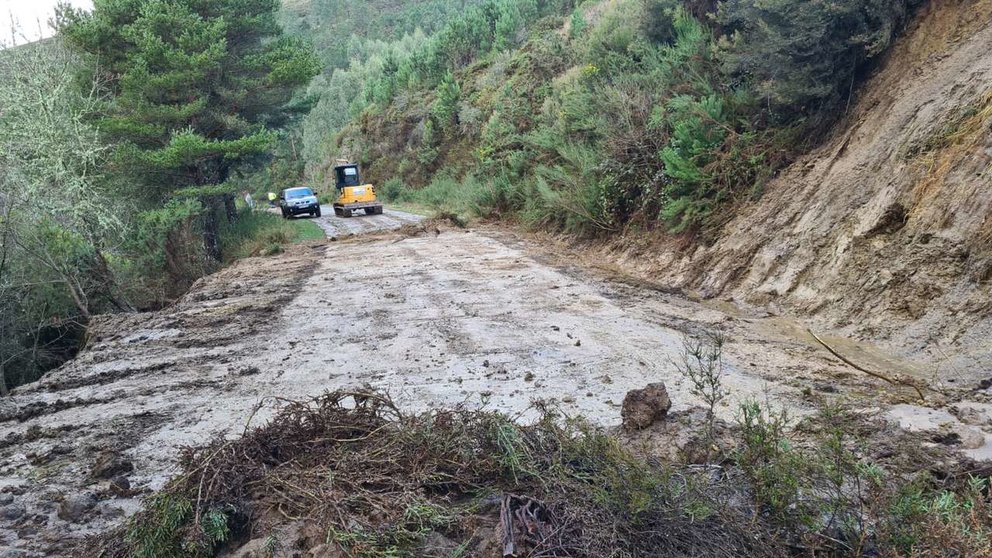Esta mañá restablecer a estrada entre Riobó e Prado, que estivo cortada por un gran desprendemento de terra. | FOTO: Protección Civil Vilar de Barrio.