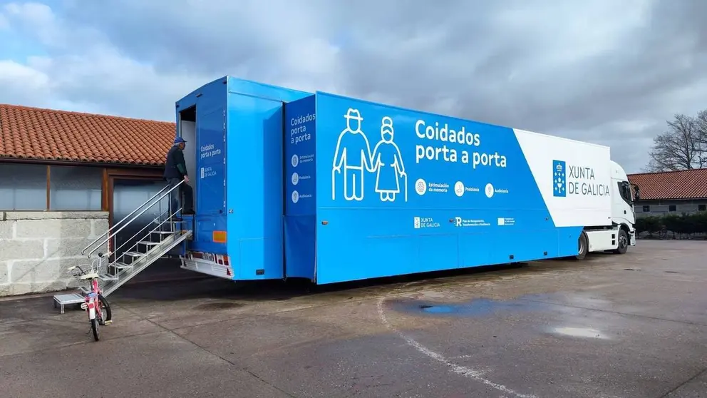 Unidade móbil de Coidados Porta a Porta, instalada ao carón do Edificio Multiusos de Porqueira. | FOTO: Noelia Caseiro.