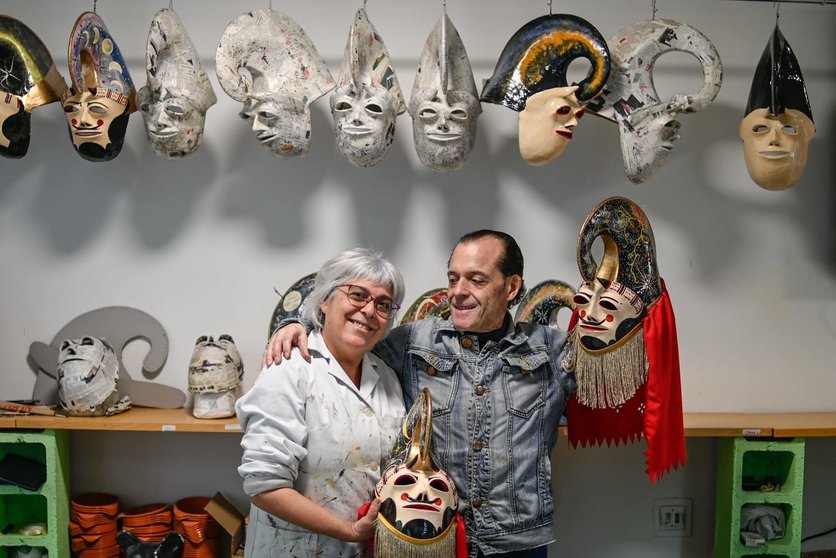 Aurora Dacal e Santiago Martínez traballan na elaboración artesanal das máscaras das pantallas no obradoiro Arrebol. | FOTO: Noelia Caseiro.