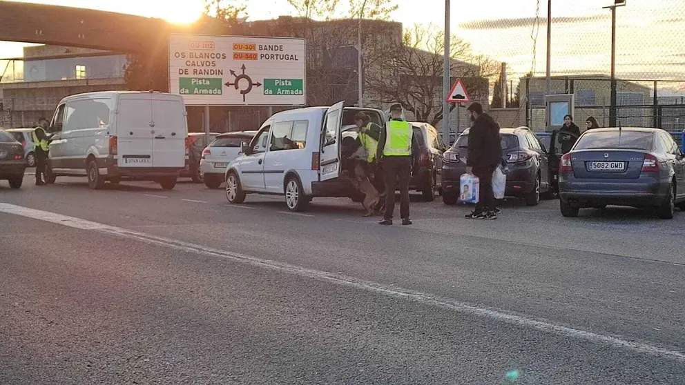 Los agentes inspeccionaban los vehículos con canes adiestrados. | FOTO: Xosé Lois Colmenero.