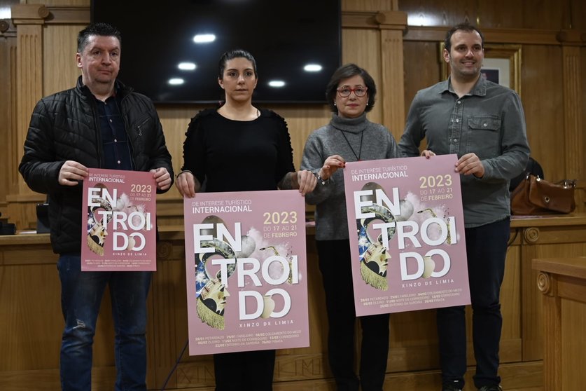 Ramiro Rodríguez, Adriana Jiménez, Elvira Lama e Camilo Vila presentaron o cartel do Entroido de Xinzo 2023. | FOTO: Noelia Caseiro.
