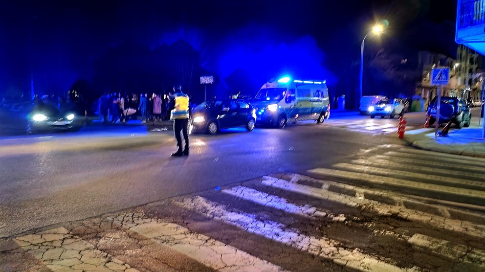 El atropello tuvo lugar en la calle Dos de Mayo, a la altura de la intersección con la Avenida Río Limia. | FOTO: Xosé Lois Colmenero.