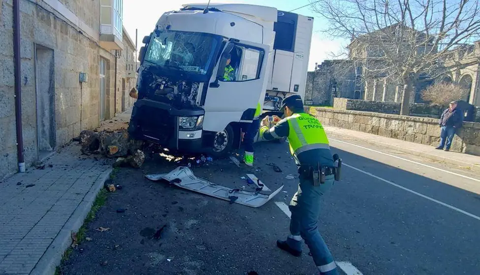 Estado en el que quedó el camión tras el choque.