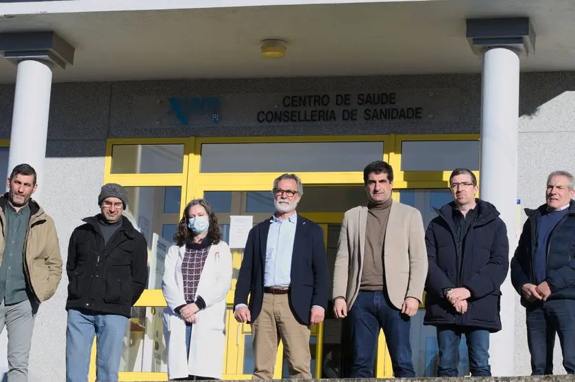 O alcalde de Vilar de Barrio, Manuel Conde; acompañou ao delegado da Xunta, Gabriel Alén; e a ao xerente da área sanitaria, Félix Rubial; na súa visita ó centro de saúde da localidade.