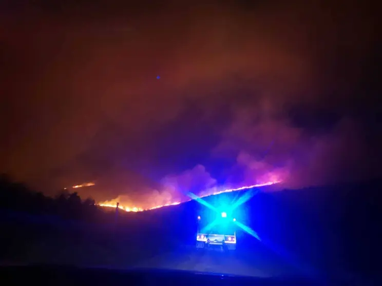 Vista del incendio la pasada noche.