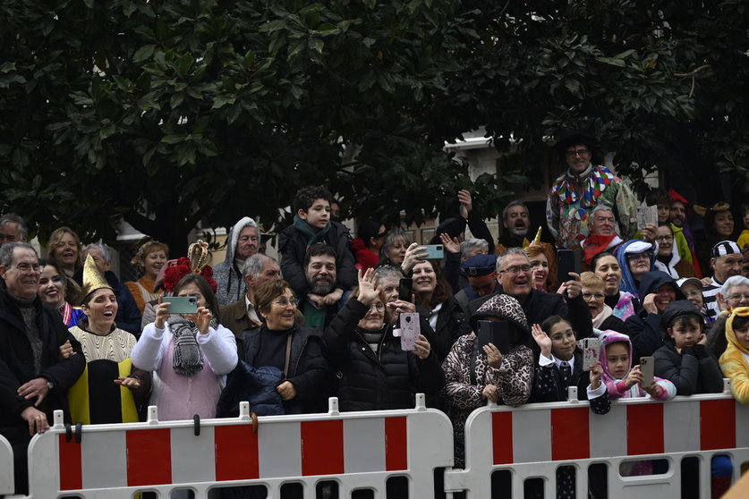 Público asistente ao desfile de Entroido de Xinzo tomando fotos e vendo aos participantes. | FOTO: Noelia Caseiro.