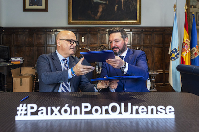 Manuel Baltar e Emilio Pazos firmaron o acordo de colaboración entre a Deputación e o Concello de Trasmiras.