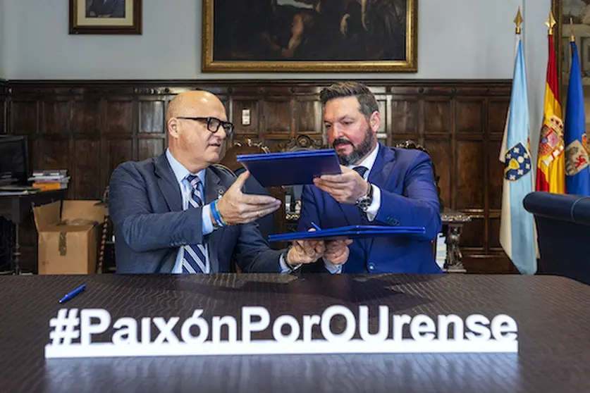 Manuel Baltar e Emilio Pazos firmaron o acordo de colaboración entre a Deputación e o Concello de Trasmiras.