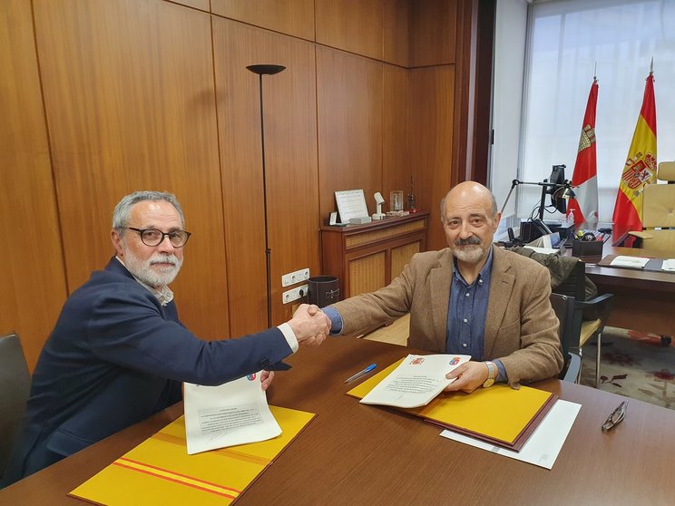 Manuel Conde e José Antonio Quirog asinaron o convenio de colaboración.