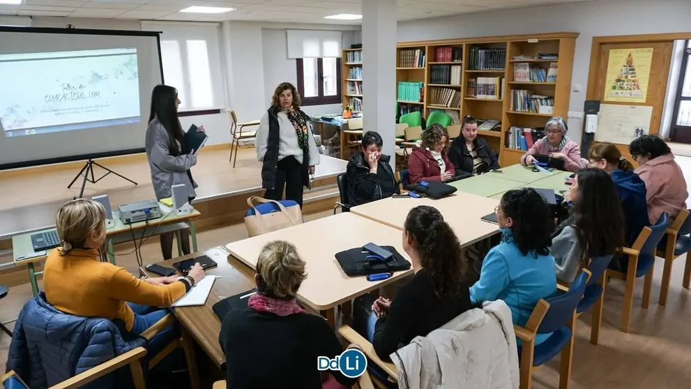 Clase presencial do programa que tivo lugar esta mañá e no que estivo presente a alcaldesa, Susana Vázquez. | FOTO: Noelia Caseiro.