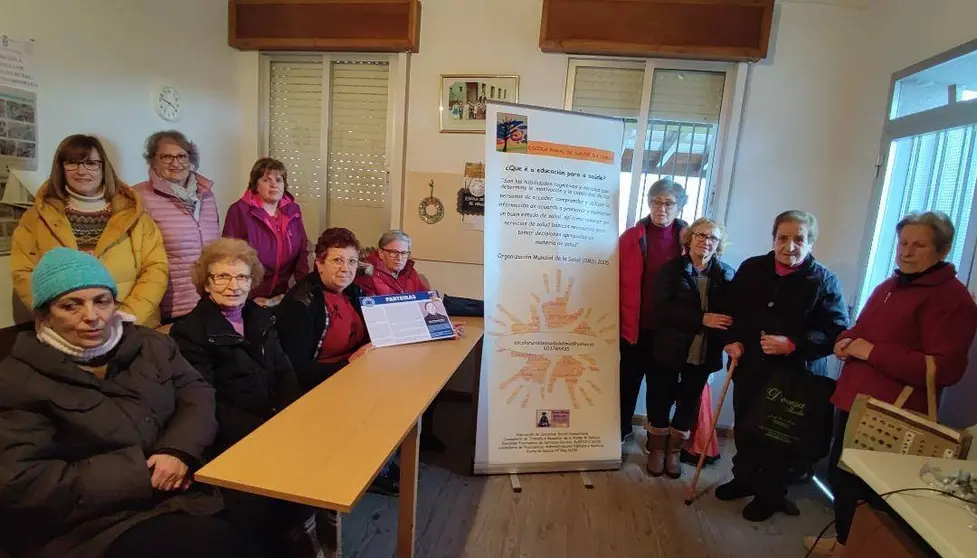 Veciñas de Arnuide falaron de Genoveva Vázquez e das parteiras nunha das actividades da Escola Rural de Saúde da Limia.