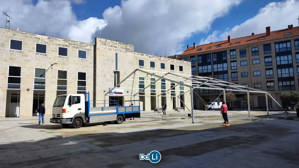 Esta mañá, operarios preparando a carpa para o certame na Praza Carlos Casares. | FOTO: Noelia Caseiro.