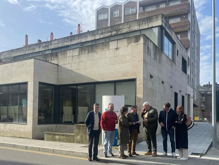 Visita do xerente do Consorcio Galego de Servizos de Igualdade e Benestar, Perfecto Rodríguez, ao centro de día de Xinzo.