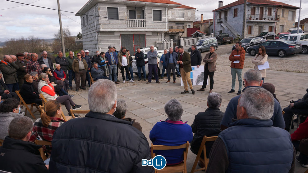 Reunión do alcalde de Trasmiras, Emilio Pazos; e do conselleiro de Medio Rural, José González; reuníronse cos veciños de Escornabois o pasado 14 de marzo.