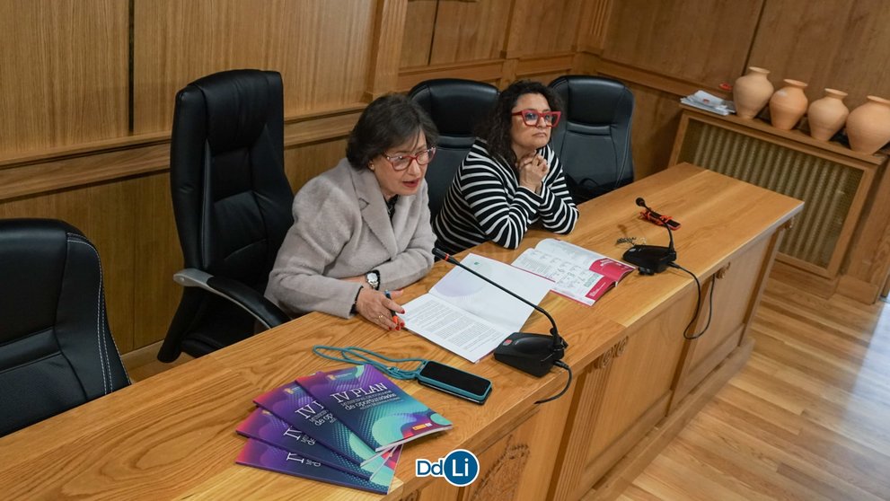 A alcaldesa, Elvira Lama, e Laura Seara, na presentación do IV Plan de Igualdade.