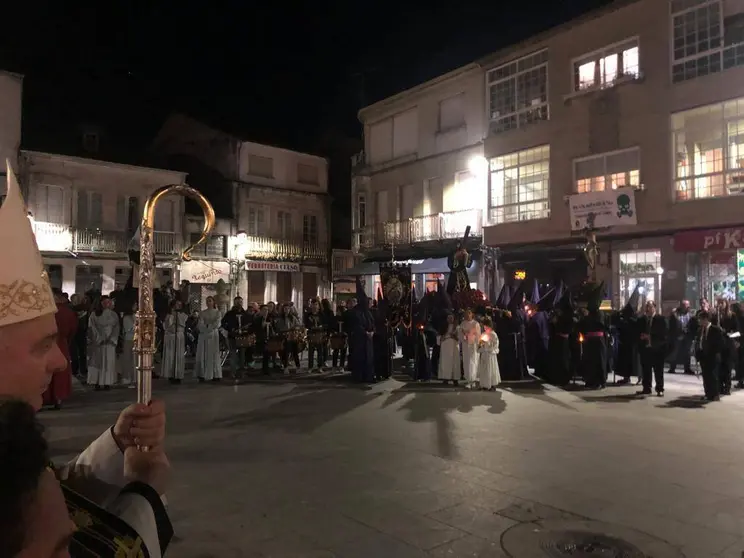 Procesión da Crucifixión na Praza Maior de Xinzo.