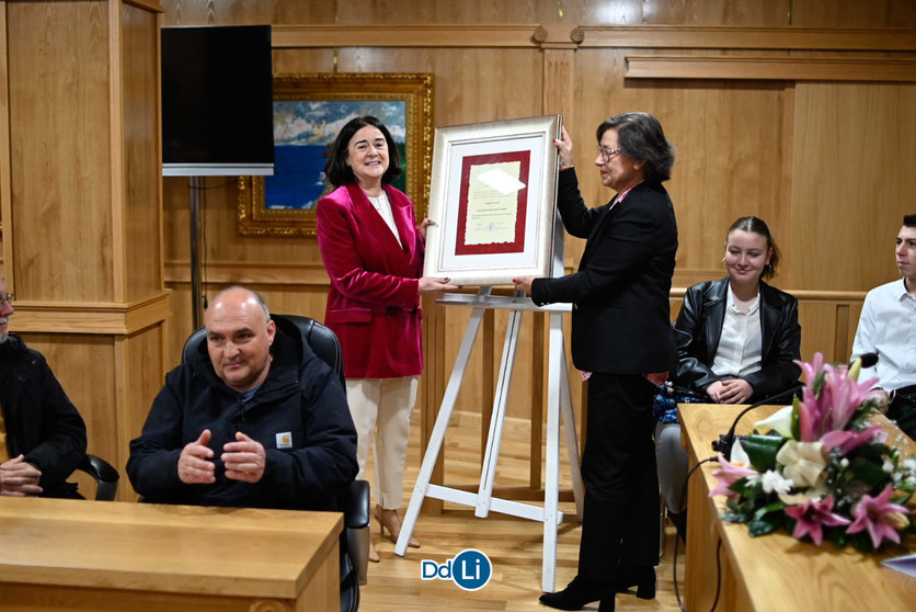 La doctora Cristina Margusino recibió de manos de la alcaldesa, Elvira Lama, el reconocimiento a su trayectoria profesional en Xinzo.  | FOTO: Noelia Caseiro.