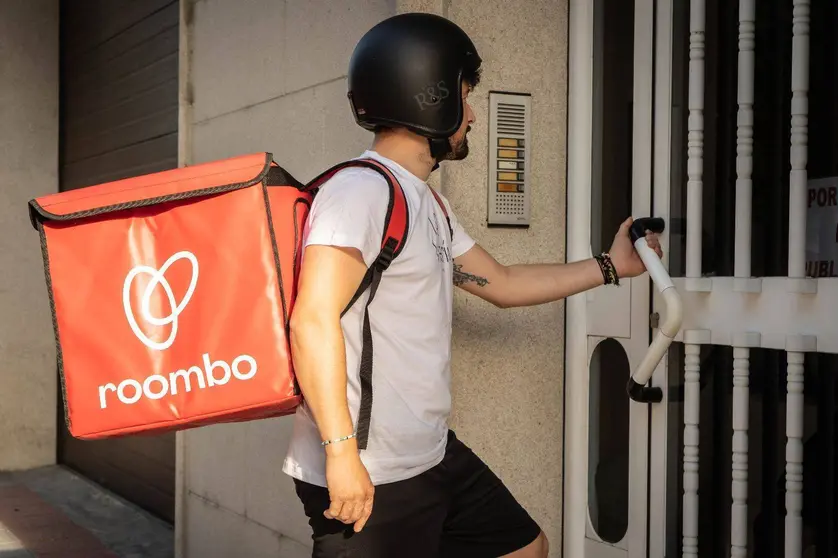 Un repartidor de roombo entrando en un portal da la capital antelana.