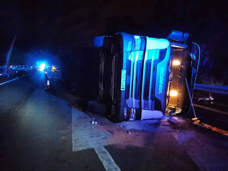 Cami&oacute;n con pollos vivos que volc&oacute; esta madrugada.