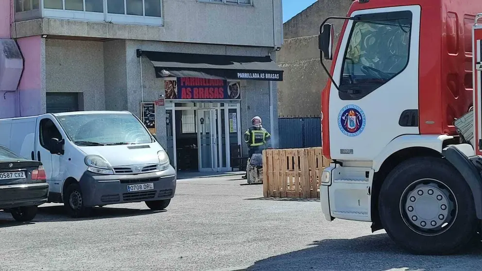 La campana extractora que originó el fuego fue retirada por los Bomberos de Xinzo.