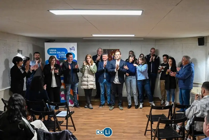 O candidato do BNG en Xinzo, Camilo Vila, presentou ao seu equipo no Café Cultural Ítaca.