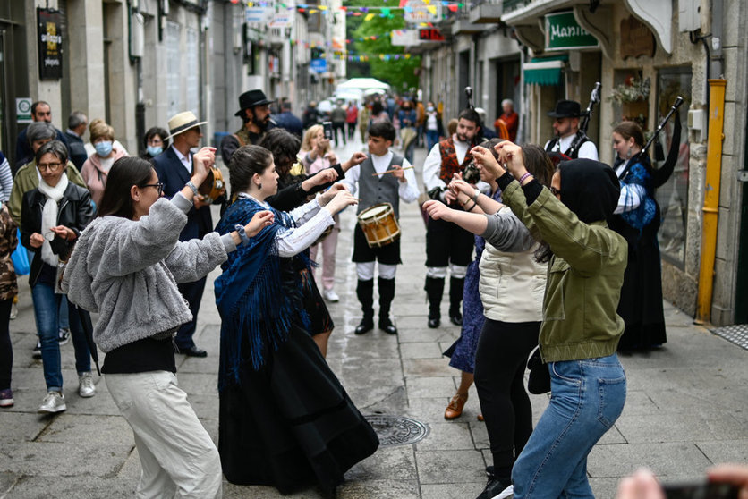 Mulleres bailando na Feira das Mozas do pasado ano. | FOTO: Noelia Caseiro.