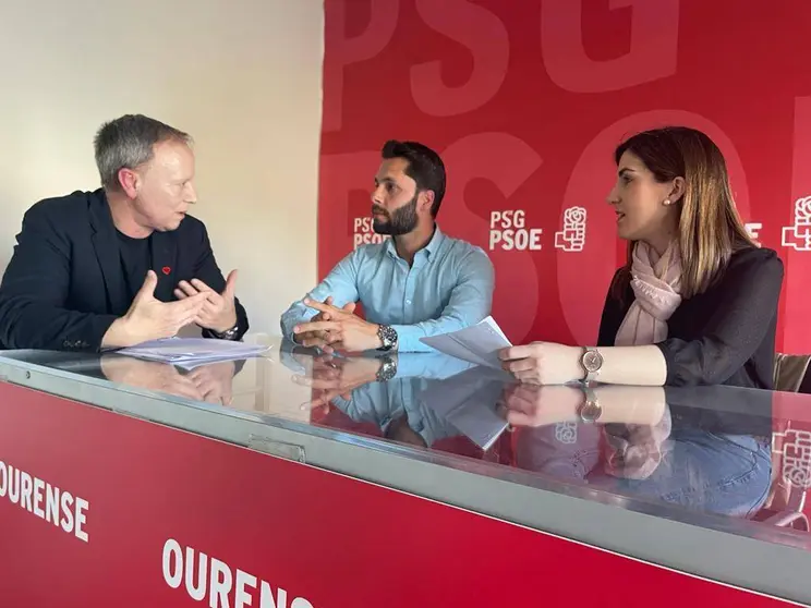 Rafael Villarino, Iván Rouco e Uxía Tizón, nunha reunión.