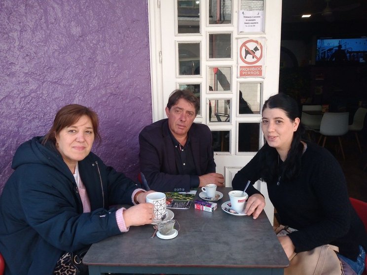 Reunión del candidato del PP en Xinzo, Antonio Fernández, con Mary y Ely, comerciantes de la villa.