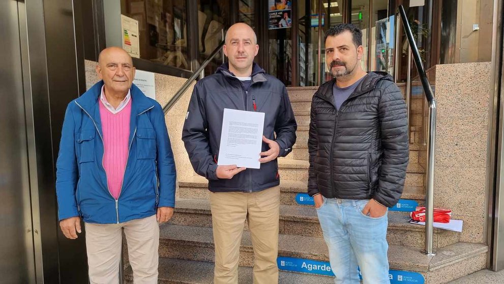 Los socialistas de Cartelle entregaron las firmas en la Delegación Territorial de la Xunta en Ourense.