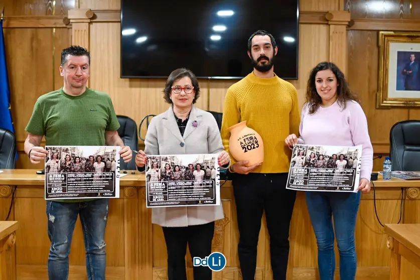 Ramiro Rodríguez, concejal de Cultura; la alcaldesa Elvira Lama y representantes de la Asociación Cultural A Pantalla, en la presentación de la Feira das Mozas. | FOTO: Noelia Caseiro.