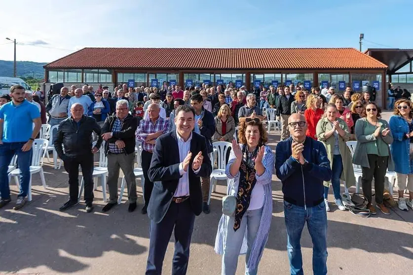 Román Rodríguez, Susana Vázquez y Manuel Baltar, en el mitin de esta tarde en Porqueira.