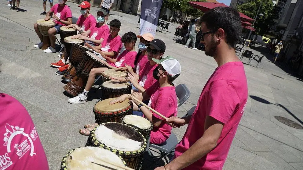 Batucada na Praza García Barbón verinesa durante a primeira edición do VibraVerín. | FOTO: Iván Iglesias.