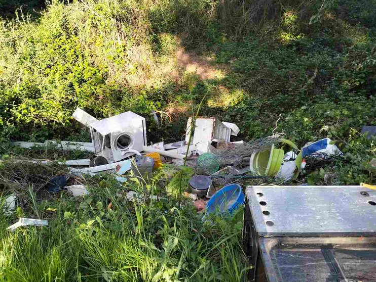 Basura acumulada y tirada de forma ilegal en una zona de Vilar de Vacas, en Cartelle.