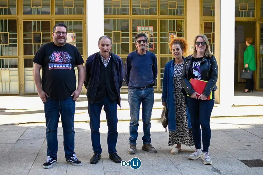 Alberto Rúa, Manuel Cerredelo, Segundo Diz, María José Carrera y María Méndez entregaron las firmas este miércoles en el Concello de Xinzo.