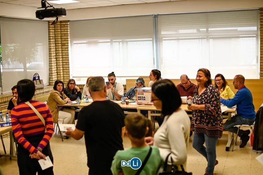 Mesa electoral en el CEIP Carlos Casares.