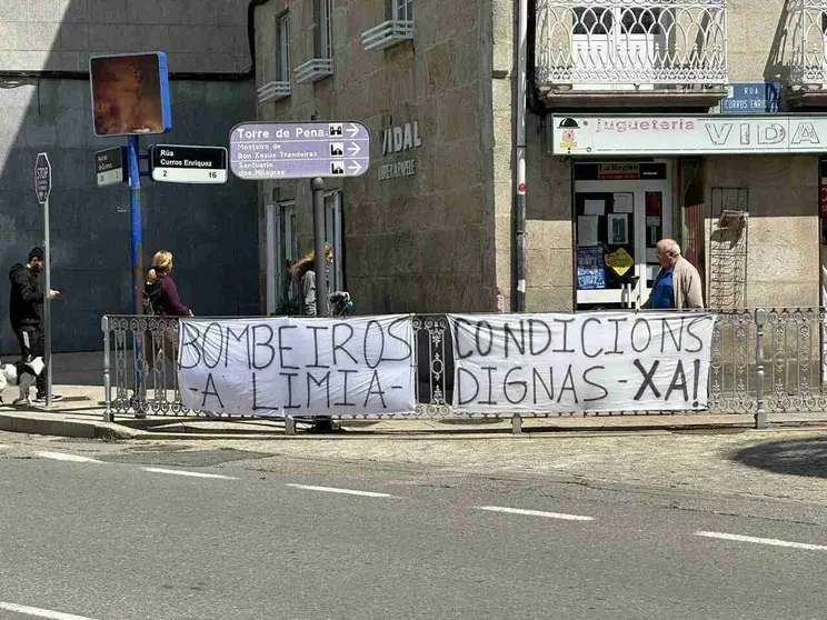 Carteles colocados por los bomberos comarcales en Xinzo con motivo de la huelga.