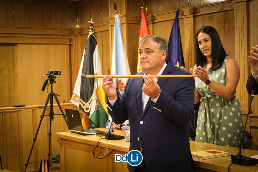 Amador Díaz cogió el bastón de mando en su toma de posesión como alcalde de Xinzo. | FOTO: Anabel G. Simón.