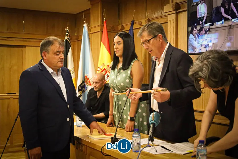 Carlos Gómez, en el pleno del pasado sábado, a punto de entregarle el bastón de mando a Amador Díaz. | FOTO: Anabel García Simón.